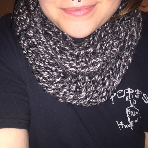 🧣🧣Handmade Infinity Scarf!🧣🧣 - Picture 5 of 5